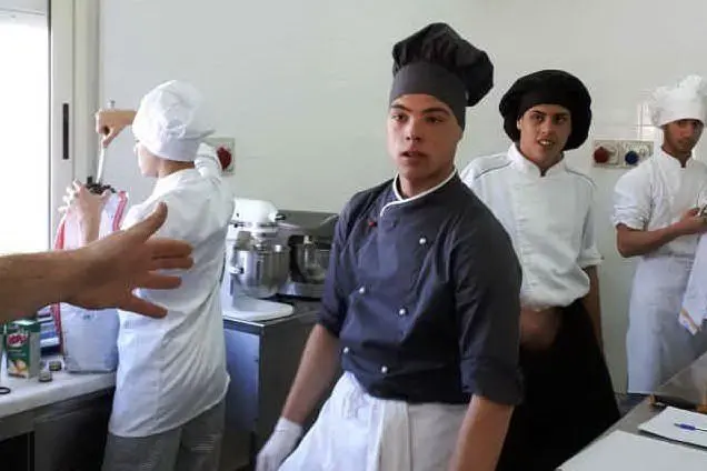 Studenti di Villamar al lavoro in cucina (foto L'Unione Sarda/Pintori)