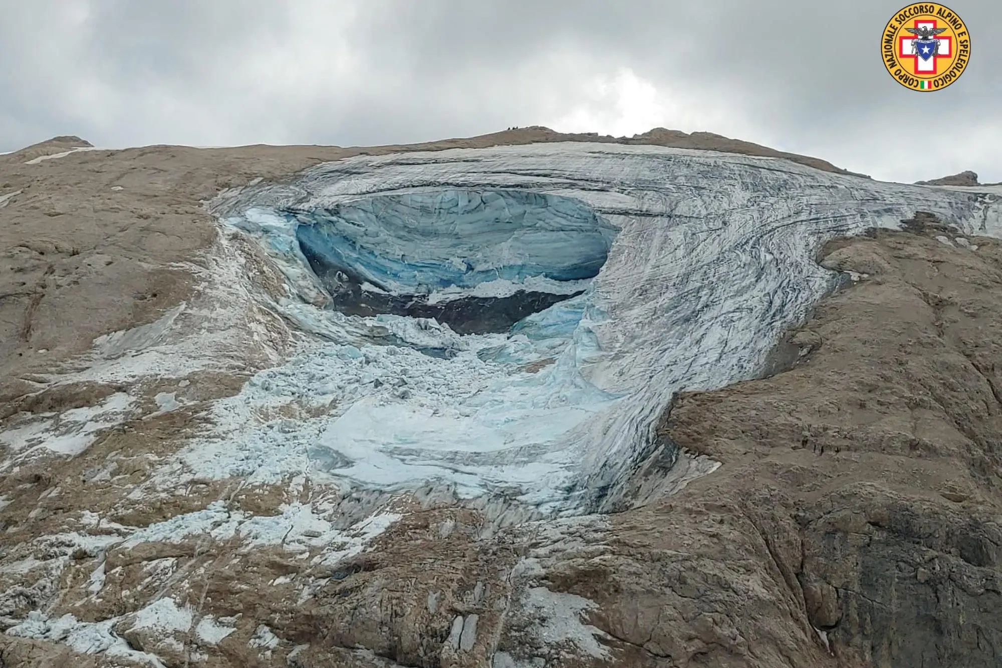 Il seracco di ghiaccio crollato sulla Marmolada (Ansa - Soccorso alpino)