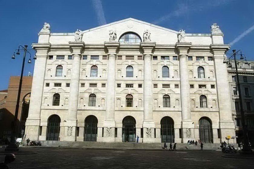 Borsa, Milano chiude in progresso: frena lo spread