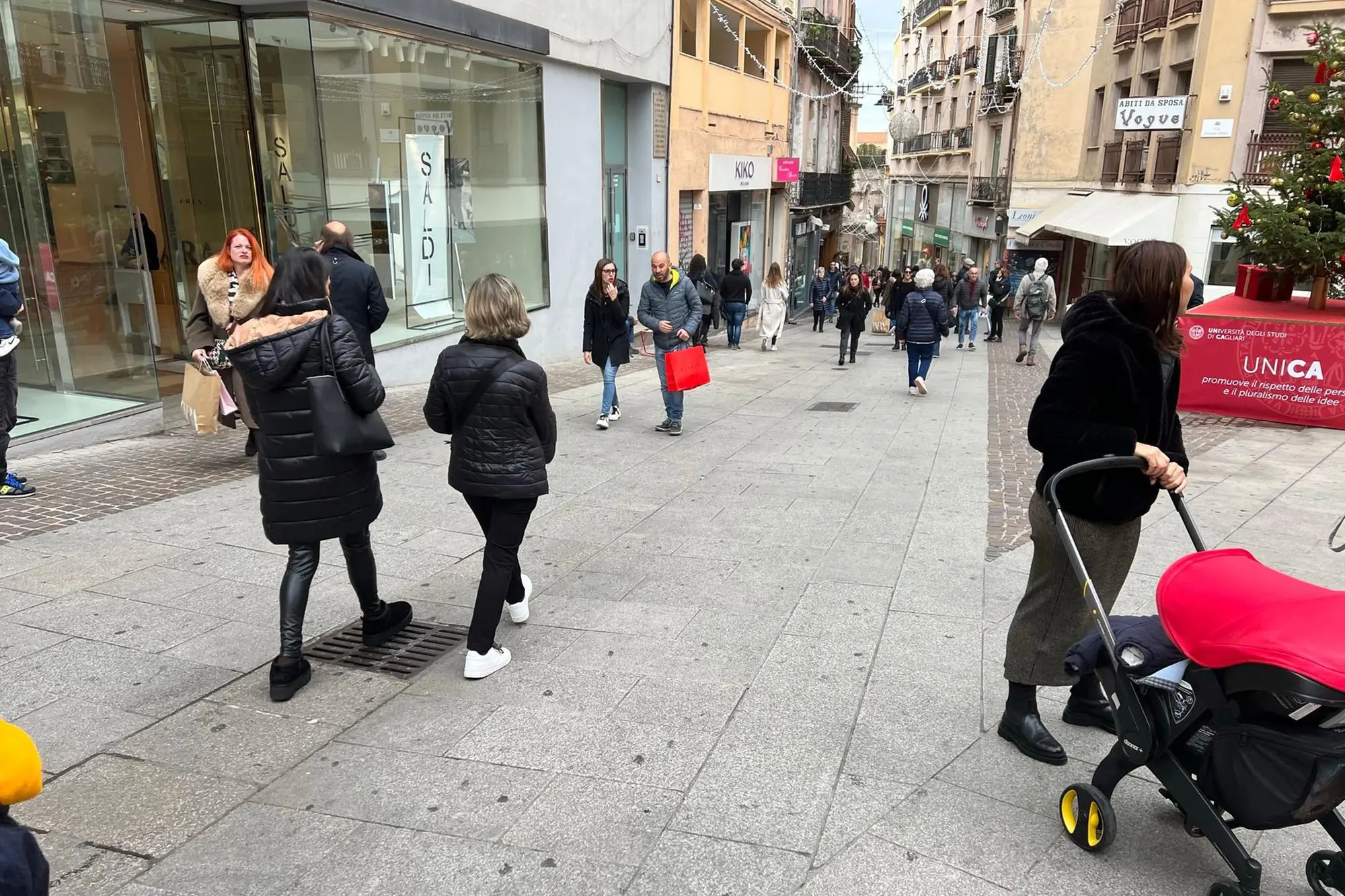 Una delle vie dello shopping a Cagliari (foto Madeddu)