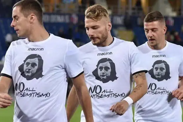 I giocatori della Lazio indossano una maglietta per dire "No all'antisemitismo" dopo l'episodio degli adesivi dello scorso ottobre