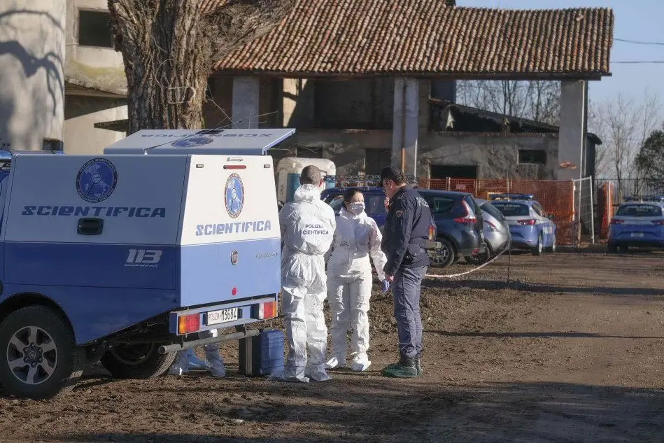 La polizia scientifica sul luogo del delitto (Ansa - Fasani)