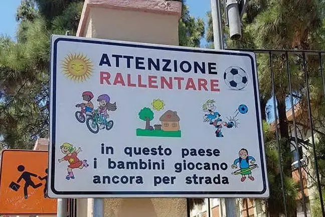 Uno dei cartelli posizionati dal comune