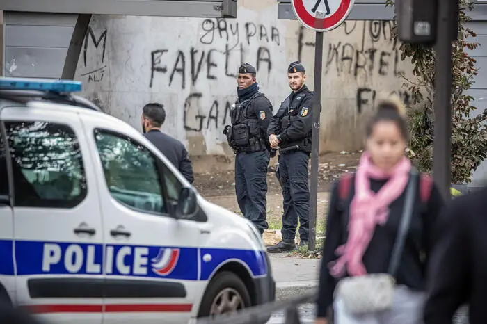 Polizia a Parigi (Ansa)