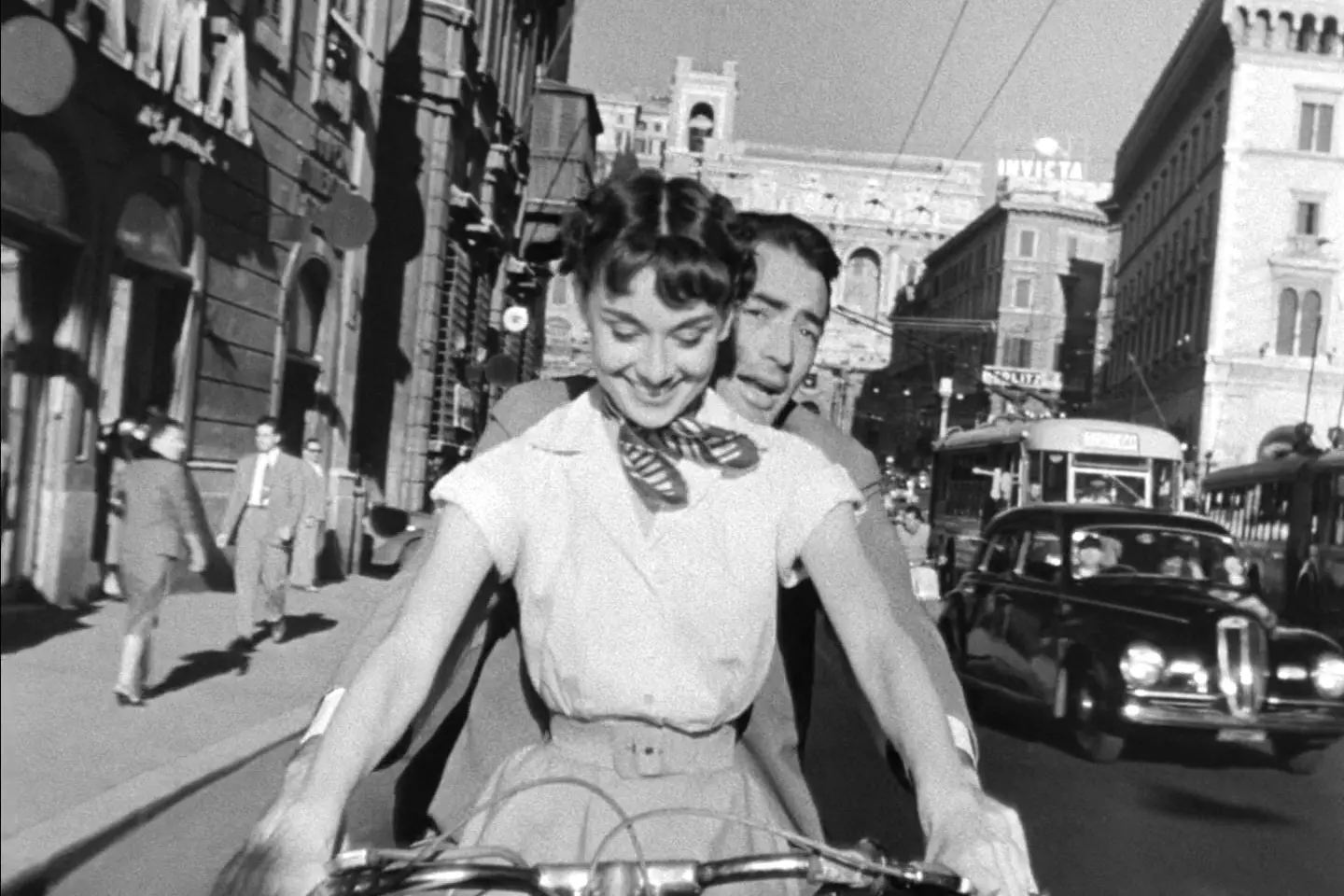 Audrey Hepburn e Gregory Peck in Vespa per le vie di Roma