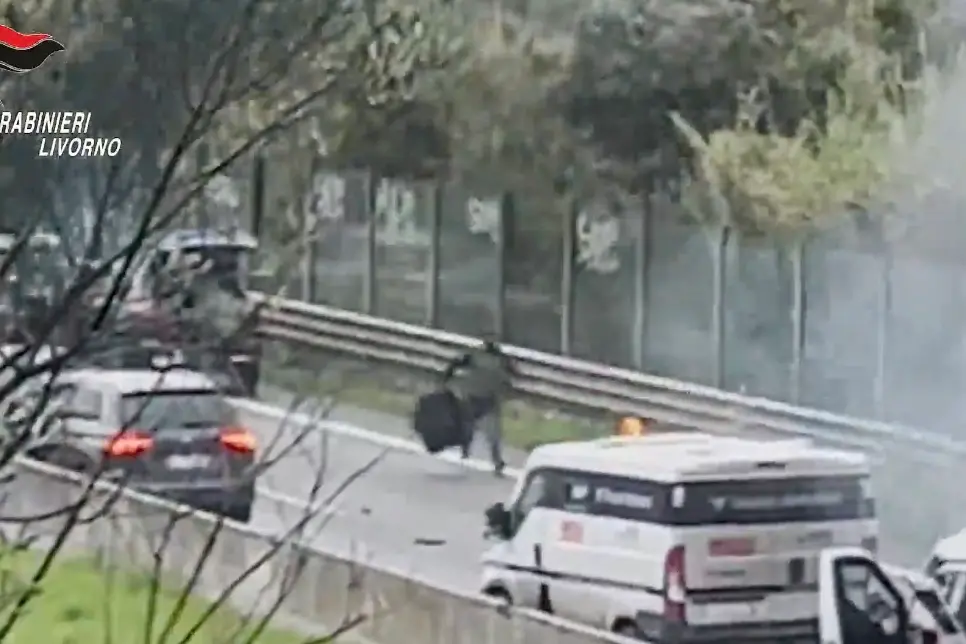 Un momento della rapina ripreso da un video