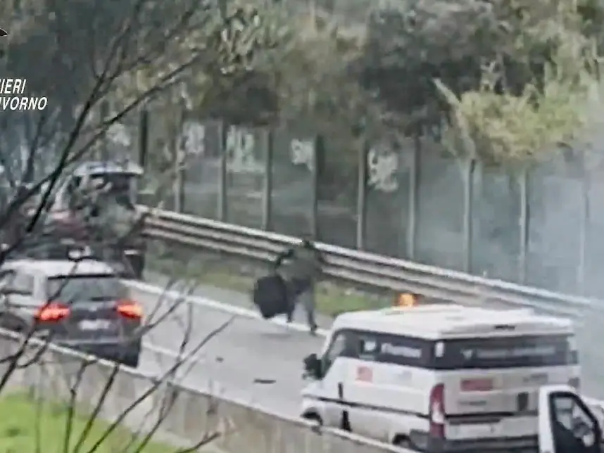 Un momento della rapina ripreso da un video