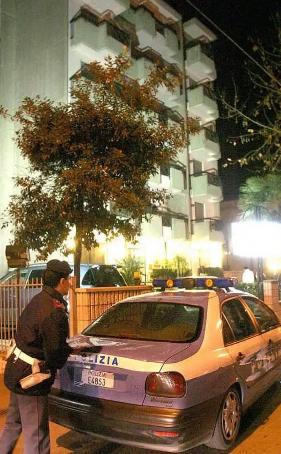 Le forze dell'ordine davanti al residence &quot;Le Rose&quot; di Rimini, dove è stato trovato il corpo