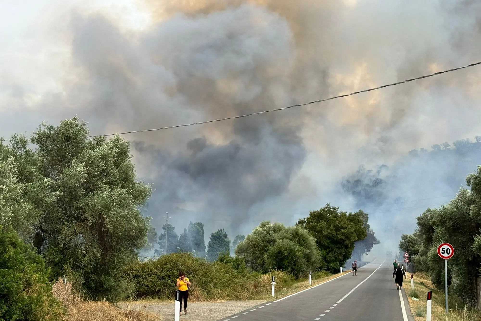 L'incendio alle porte di Villacidro minaccia la strada (foto Gianluigi Deidda)