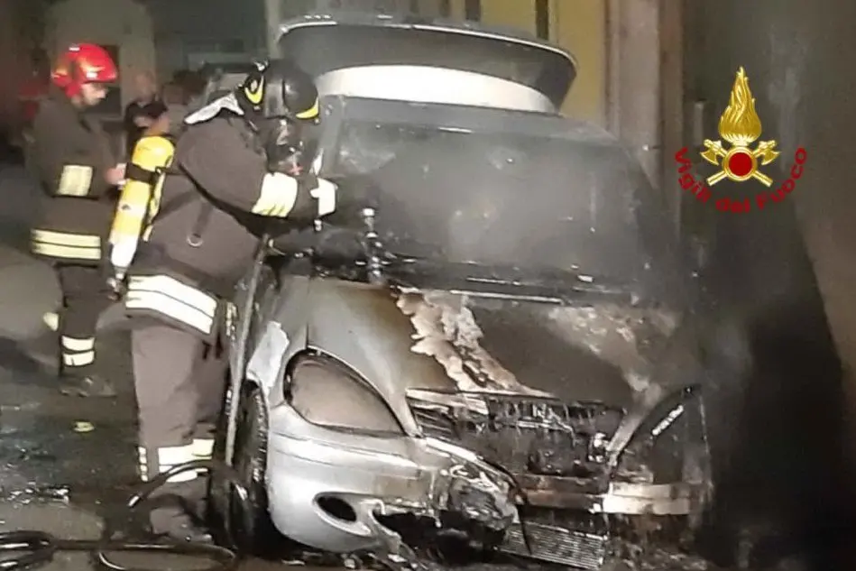 L'auto coinvolta nell'incendio (foto vigili del fuoco)