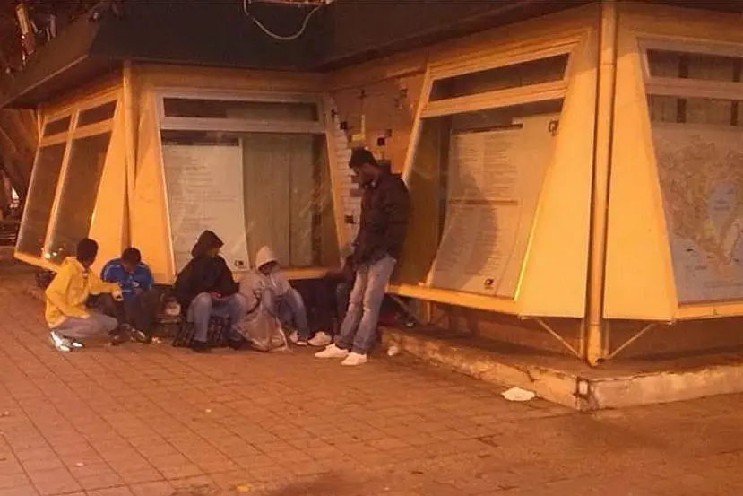 Rifugiati senza tetto in piazza Matteotti - la foto è tratta dal profilo Facebook