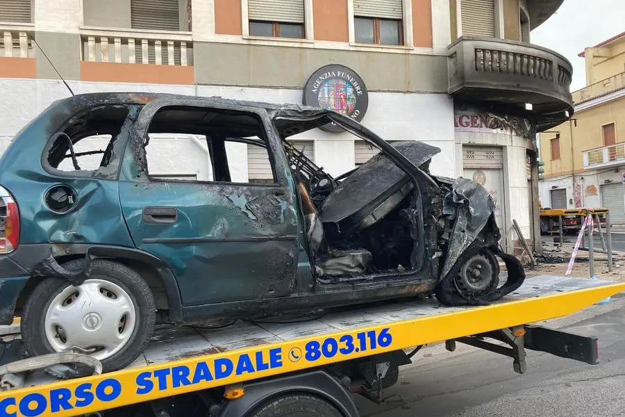 La Opel distrutta (foto L'Unione Sarda-Murru)