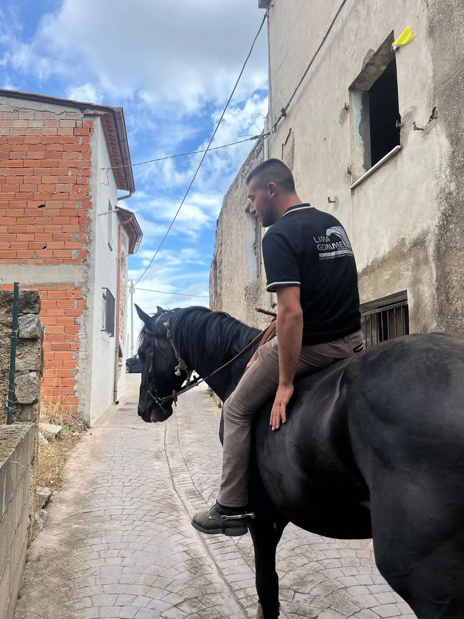 Marco Mameli a cavallo del suo puledro Ebano