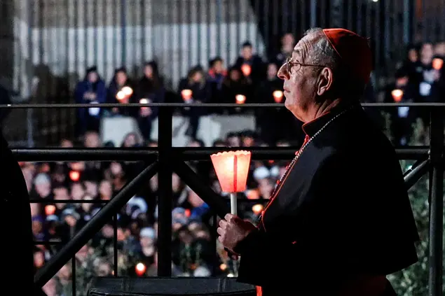 Angelo De Donatis alla Via Crucis del 2023 (Ansa)
