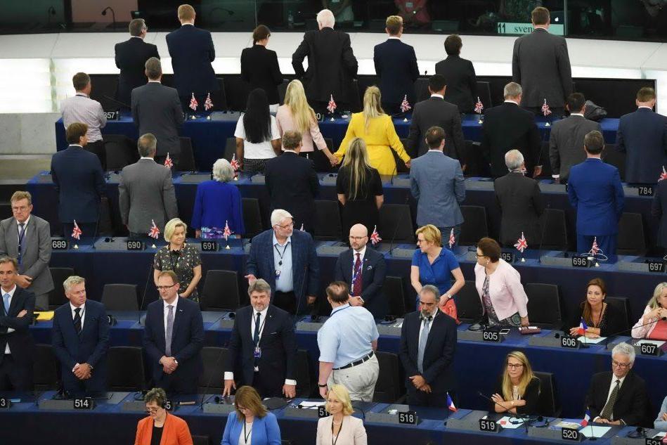 I deputati euroscettici di spalle durante l'inno della Ue