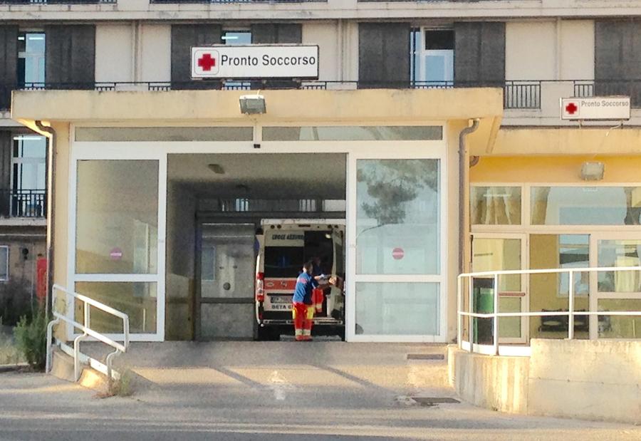 Carbonia, 91enne resta per ore sull’ambulanza: era in codice giallo, ora è grave