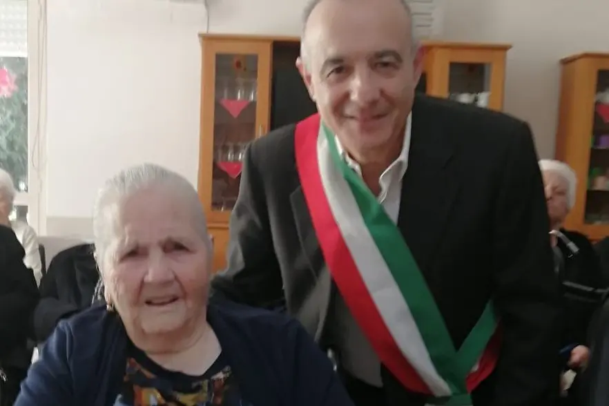 Il sindaco di Siamanna, Franco Vellio Melas, con la centenaria Adelina Serra (foto concessa)