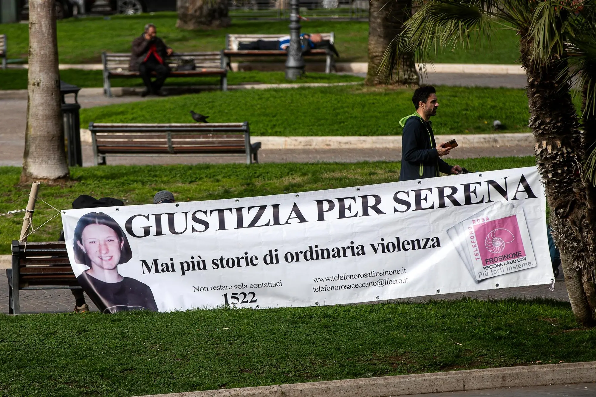 Uno striscione per Serena Mollicone di fronte alla Cassazione, Roma, 11 marzo 2025. ANSA/ANGELO CARCONI