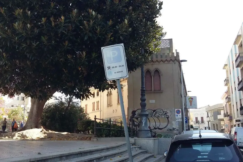 Un cartello usurato in piazza Sant'Elena
