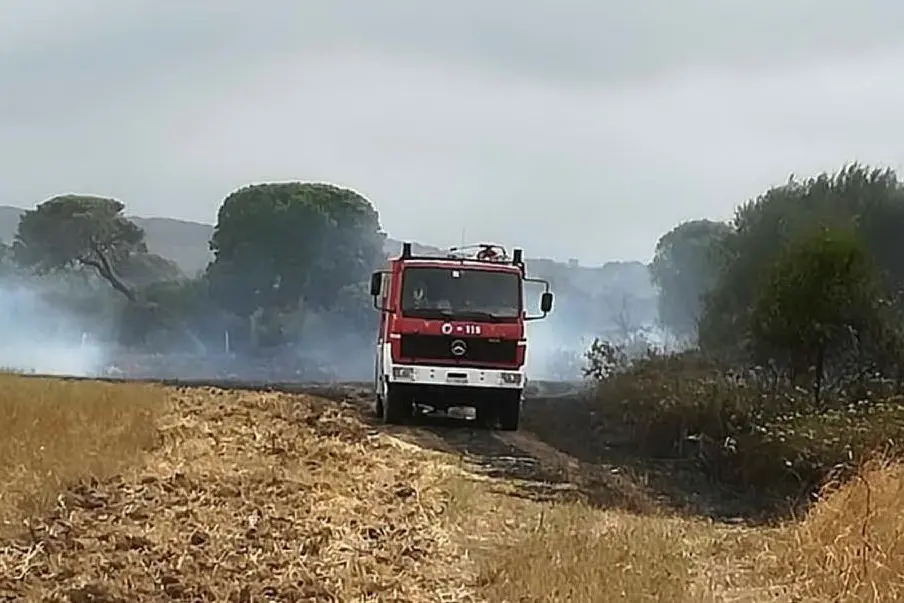 L'incendio a Biancareddu (foto L'Unione Sarda - Pala)