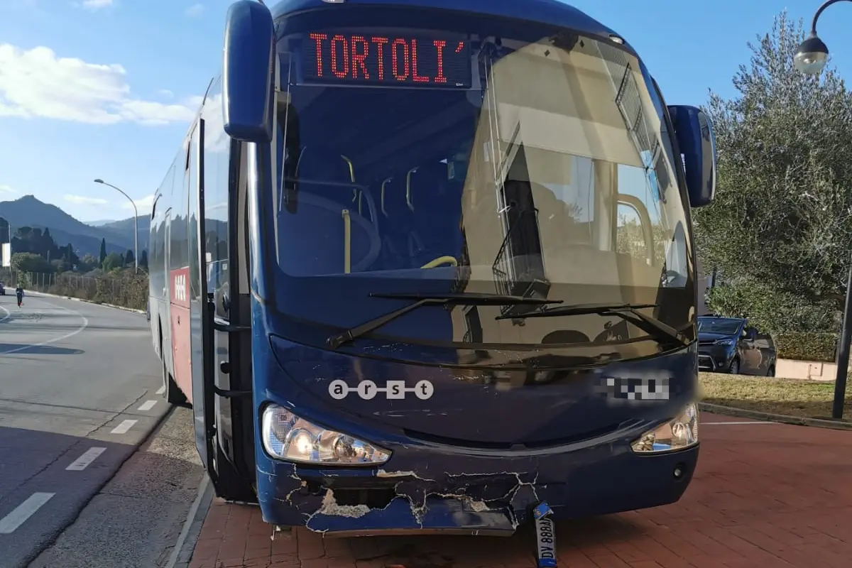 L'autobus coinvolto nell'incidente (foto L'Unione Sarda)