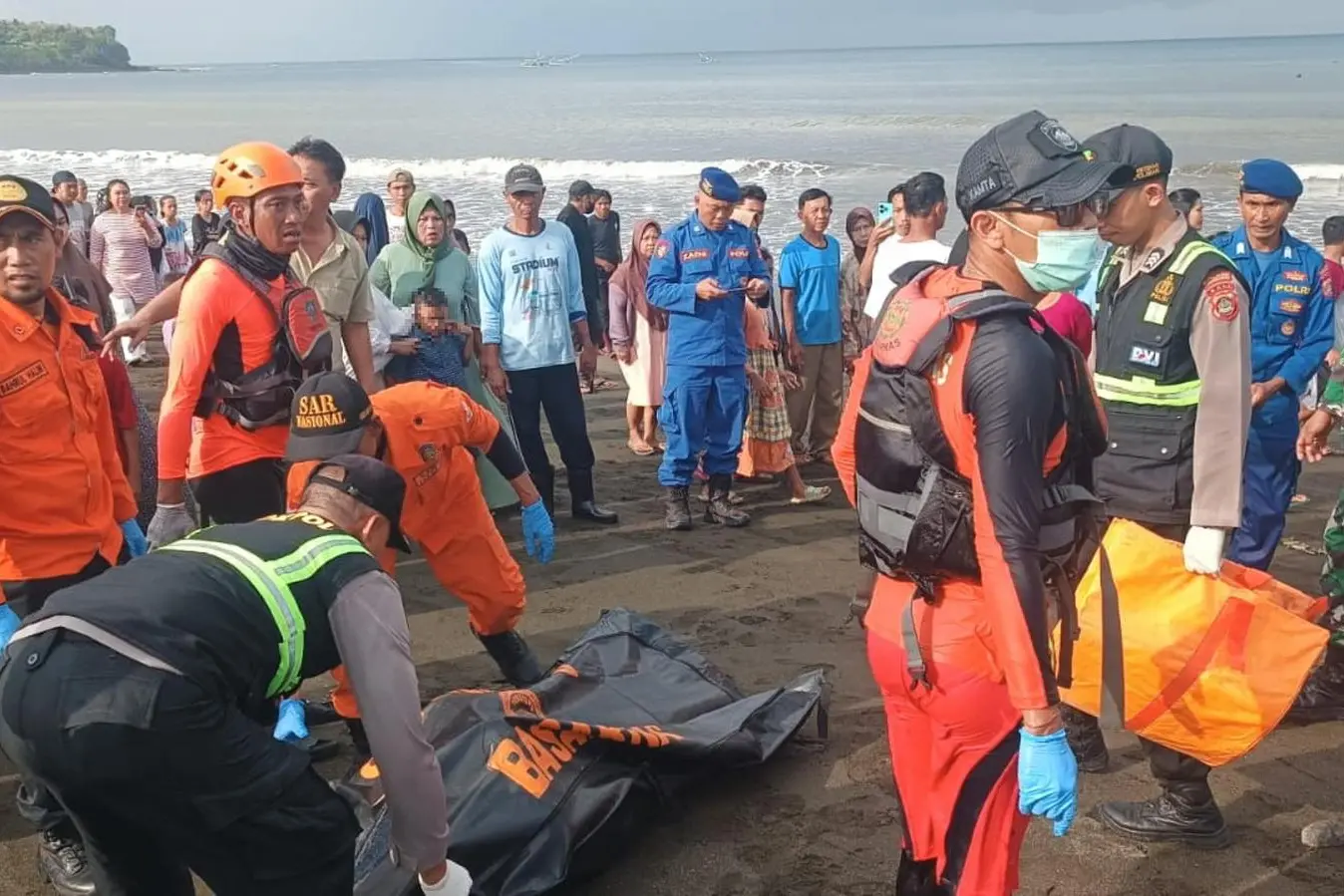 epa12211710 A handout photo made available by the Indonesian National Search and Rescue Agency shows rescuers carrying a victim in a body bag, after a ferry capsized in the waters off of the Bali strait in Ketapang, Indonesia, 03 July 2025. Indonesian rescuers were searching for at least 61 people missing after a ferry sank on its way to the resort island of Bali, a local search and rescue agency said. EPA/Indonesian National Search and Rescue Agency / HANDOUT HANDOUT EDITORIAL USE ONLY/NO SALES