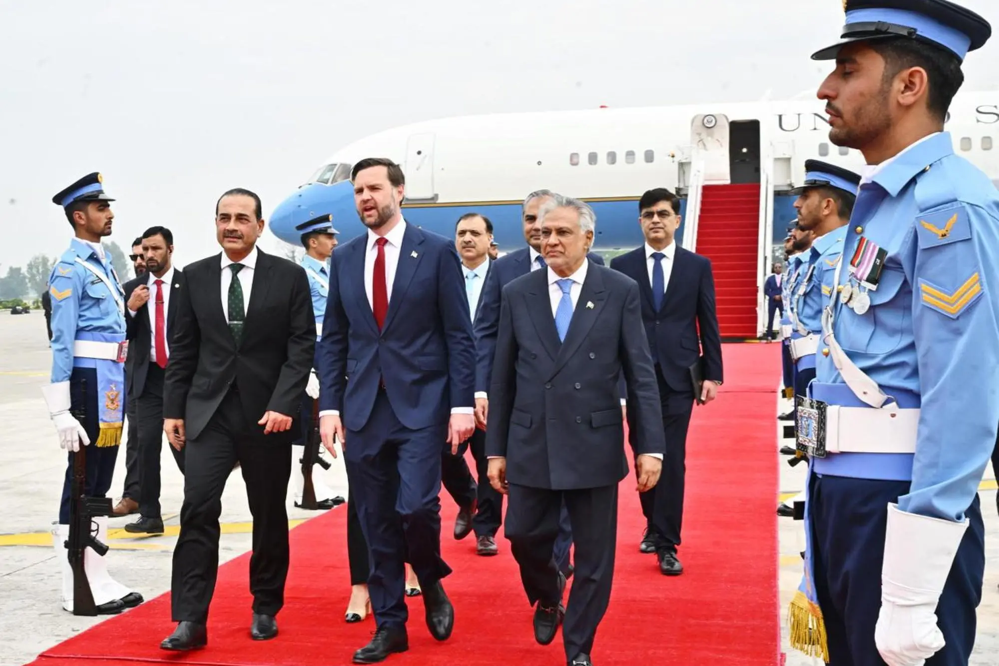 Il vicepresidente degli Stati Uniti JD Vance a Islamabad per i negoziati (Foto Ansa)