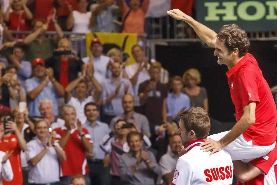 Federer portato in trionfo dopo la vittoria decisiva