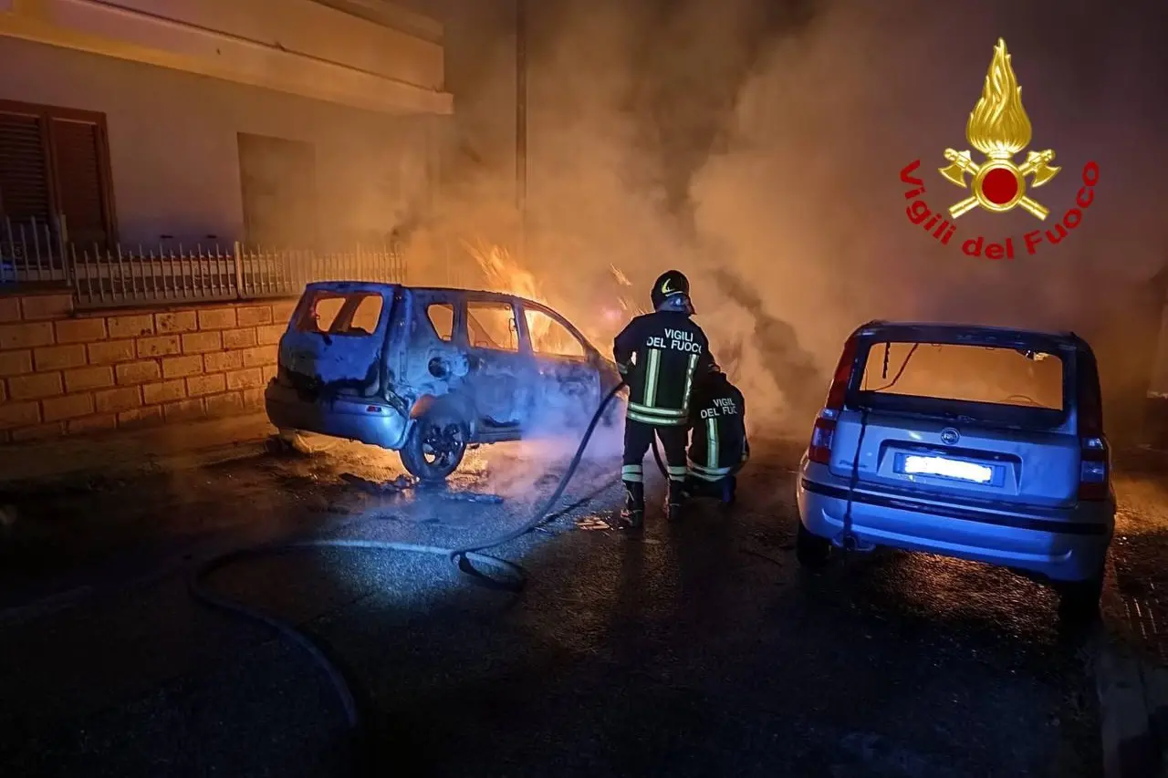 Le auto in fiamme a Nuoro (foto vigili del fuoco)