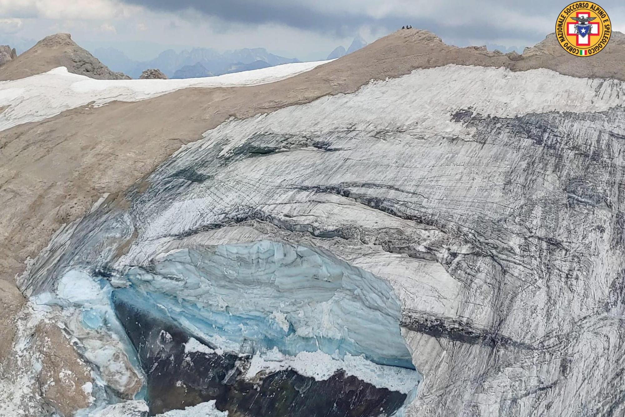 Tragedia in montagna nella giornata di domenica 3 luglio, quando un enorme blocco di ghiaccio si è staccato dalla cima della Marmolada