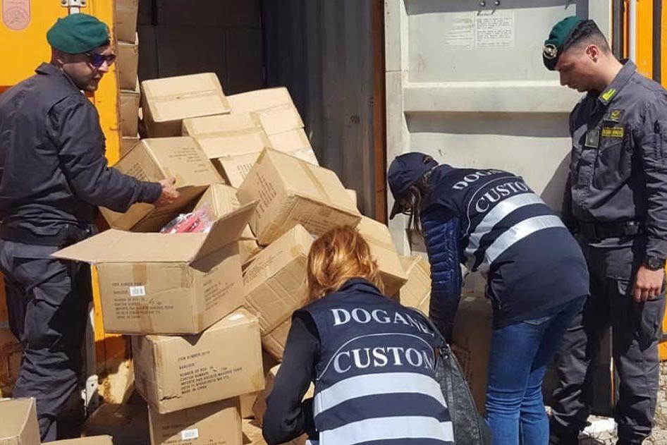 Scoperte a Cagliari 12mila calzature contraffatte: sequestro al Porto Canale