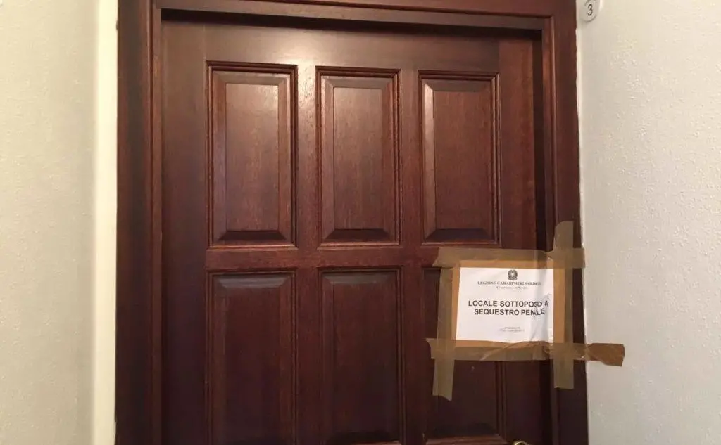 La porta dell'abitazione in cui è avvenuto l'omicidio (foto L'Unione Sarda - Deidda)