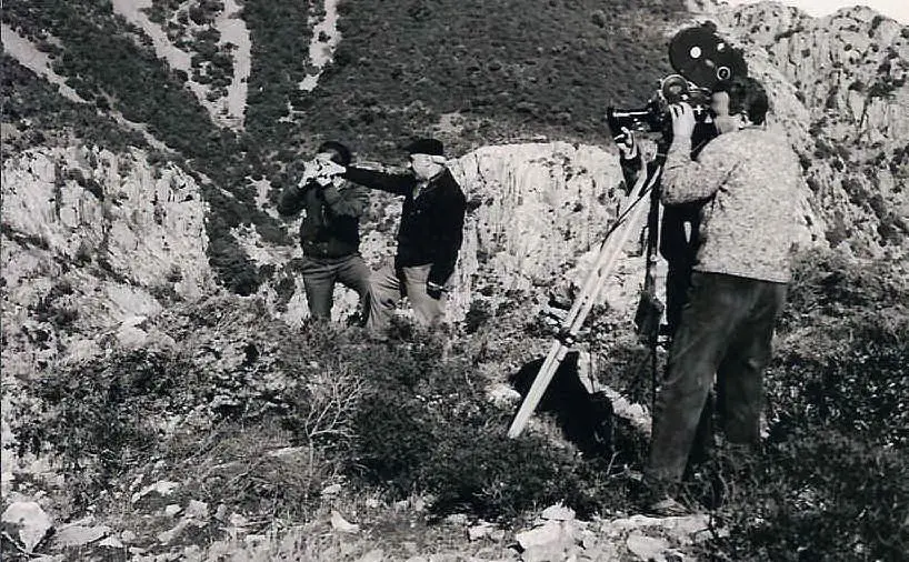 Giuseppe Dessì durante le riprese di un documentario in Sardegna (Archivio L'Unione Sarda)