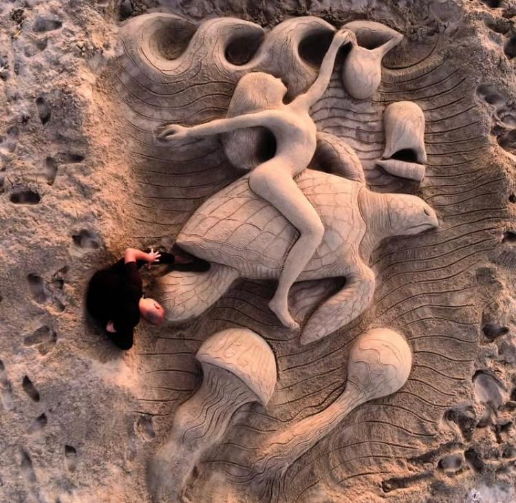 Platamona, nella scultura di Urru la battaglia contro la plastica in mare