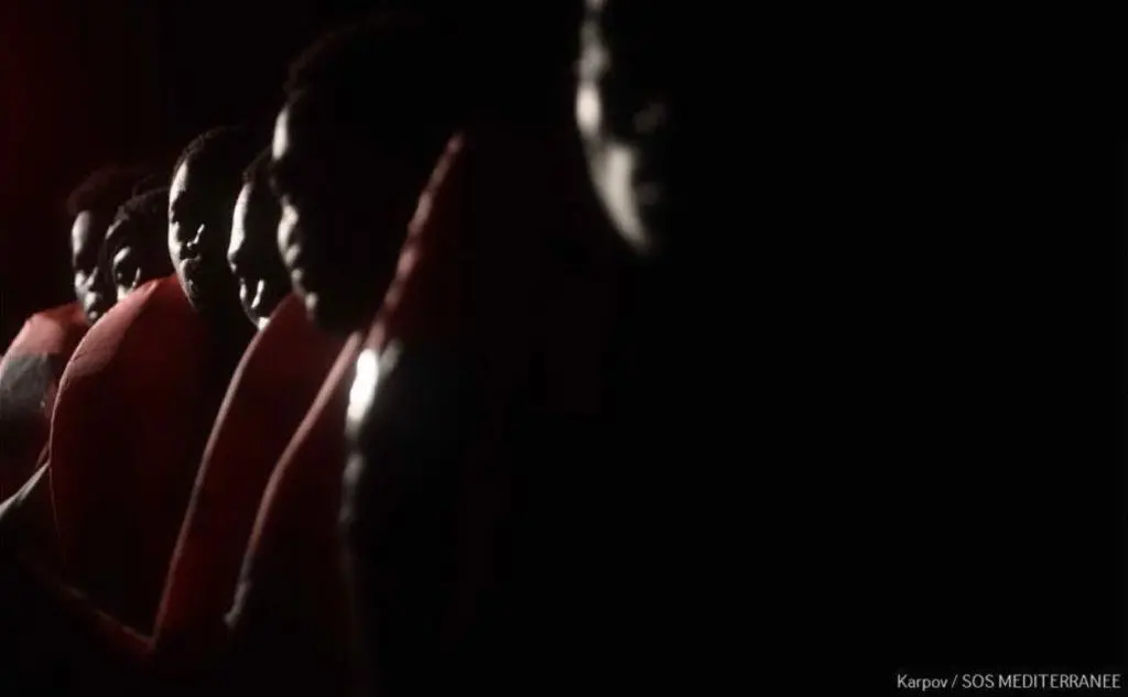 I migranti a bordo dell'imbarcazione (dal profilo Twitter di Medici senza Frontiere)