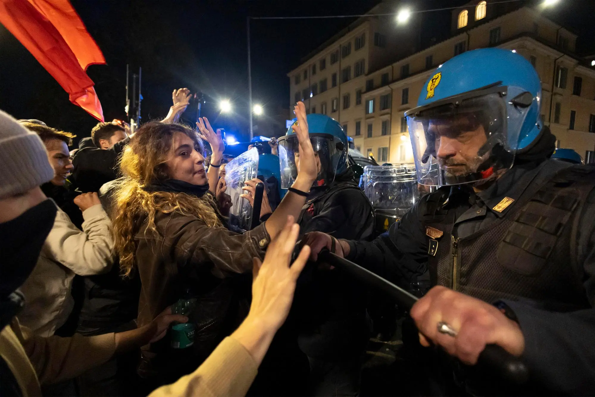 Cortei di studenti e lavoratori in 60 città, tensioni a Roma vicino al Parlamento Protesters face with police during a general strike organized by the USB trade union in Rome, Italy, 30 October 2026. Workers and students protest against war, the economic situation, and the rising cost of living. ANSA/MASSIMO PERCOSSI