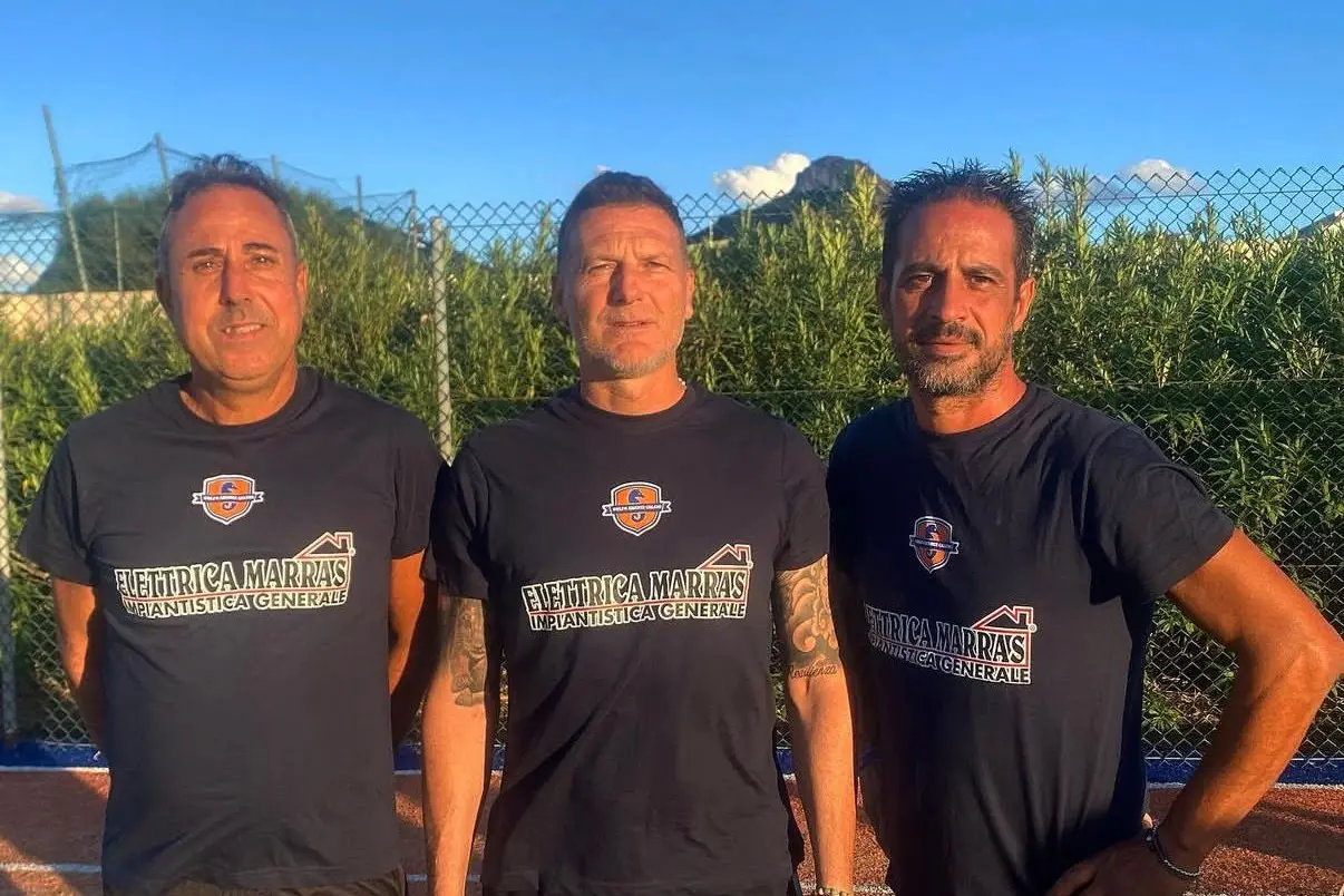 Lo staff tecnico del Golfo Aranci : al centro il tecnico Giorgio Bagatti, con i collaboratori, Oropallo e Piliu (G. Pischedda).