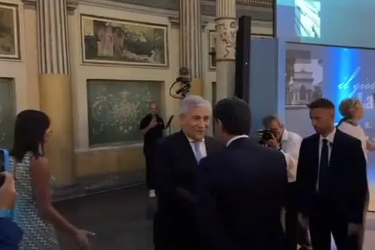 Breve e cordiale scambio Tajani-Conte a "Il giorno della Verità"