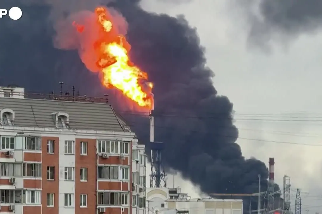 Mosca, in fiamme una raffineria di petrolio dopo un attacco ucraino