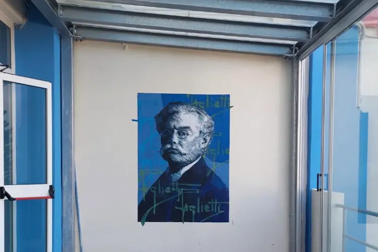 Il murale a Mario Paglietti nella scuola Nautico di Porto Torres (foto Pala)