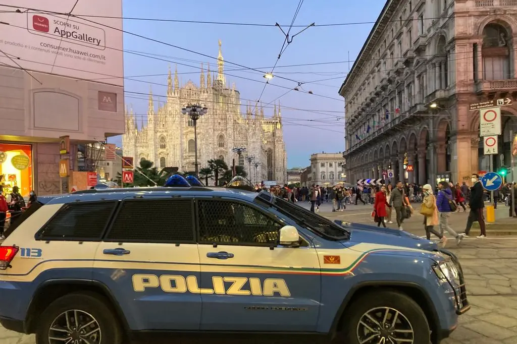 Polizia a Milano (Foto Unioneonline/l.f.)