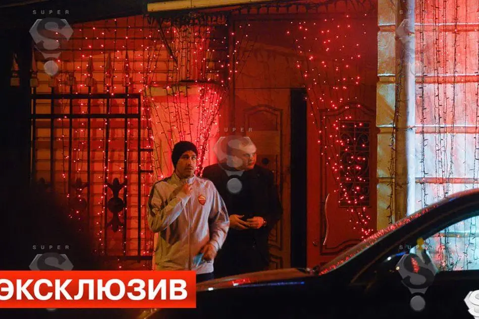 Borriello esce dallo strip club (dal sito Super.ru)