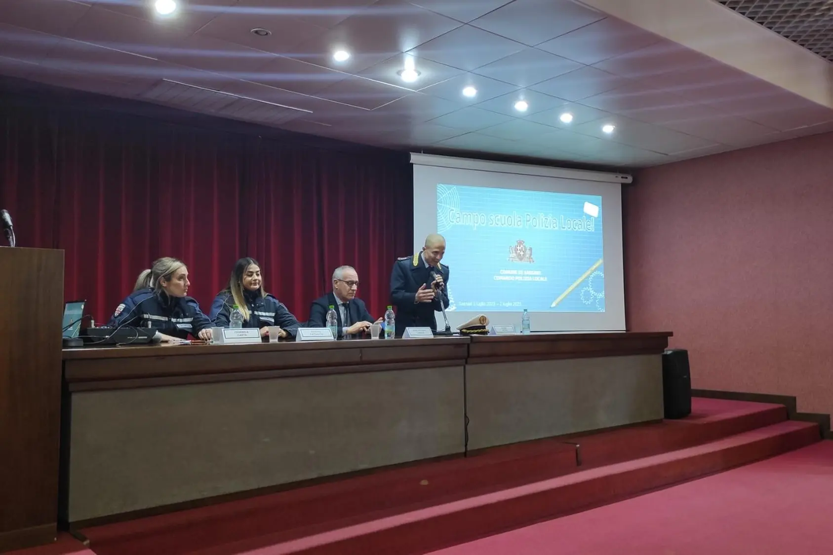 Il comandante Serra e il sindaco Campus in una conferenza stampa (foto Marras)