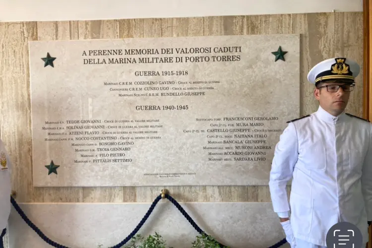 La lapide in omaggio ai caduti della Marina-Porto Torres (foto Pala)