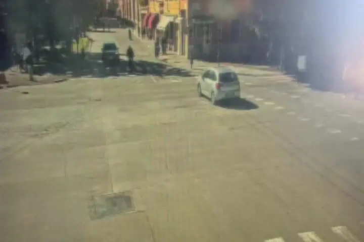 Modena, falcia i pedoni con l'auto e accoltella un uomo: il video choc