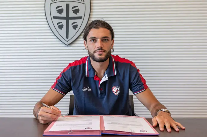 Alberto Dossena, 24 anni, ha rinnovato sino al 2027 (foto Cagliari Calcio)