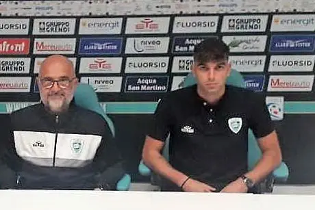 Mattia D'Agostino con Max Canzi durante la conferenza stampa di presentazione (Foto Olbia Calcio)