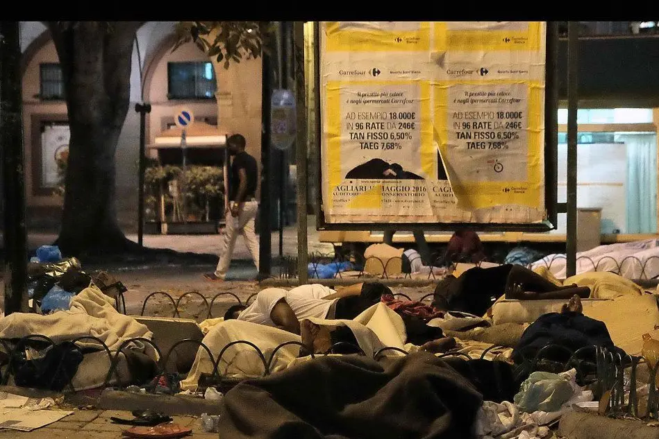 Migranti bivaccano in piazza Matteotti