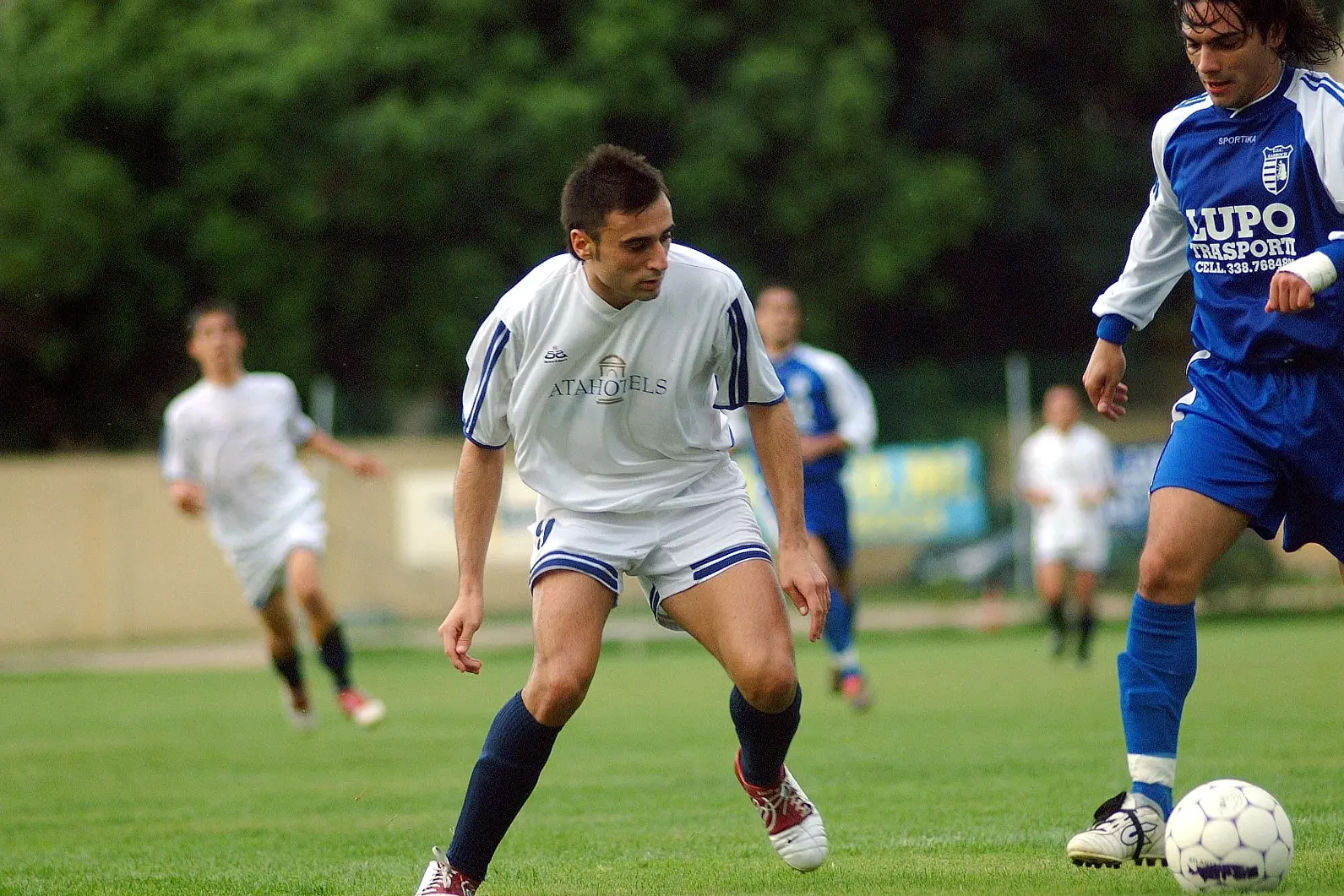 In primo piano Fabio Nicosia, attaccante della Pgs Audax, in azione con la maglia del Villasimius qualche anno fa (foto concessa da Fabio Nicosia)