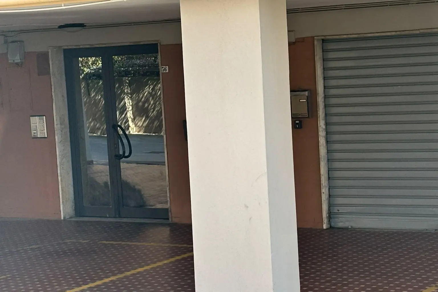 Il portone danneggiato